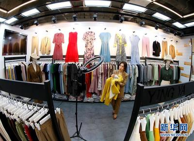 山東即墨:&ldquo;云直播&rdquo;助力服裝商戶拓市場(圖)
